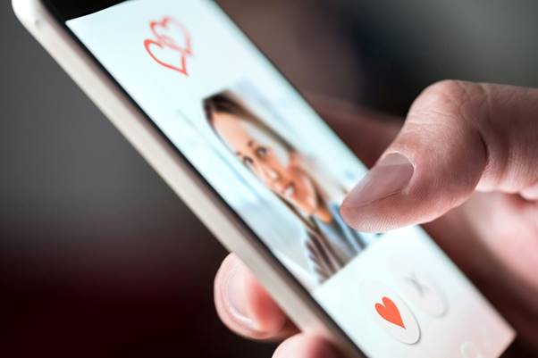 A women's hand holding a smartphone