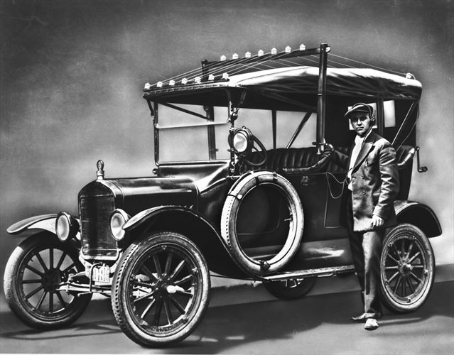Ford Celebrates the History of Car Audio on #WorldRadioDay