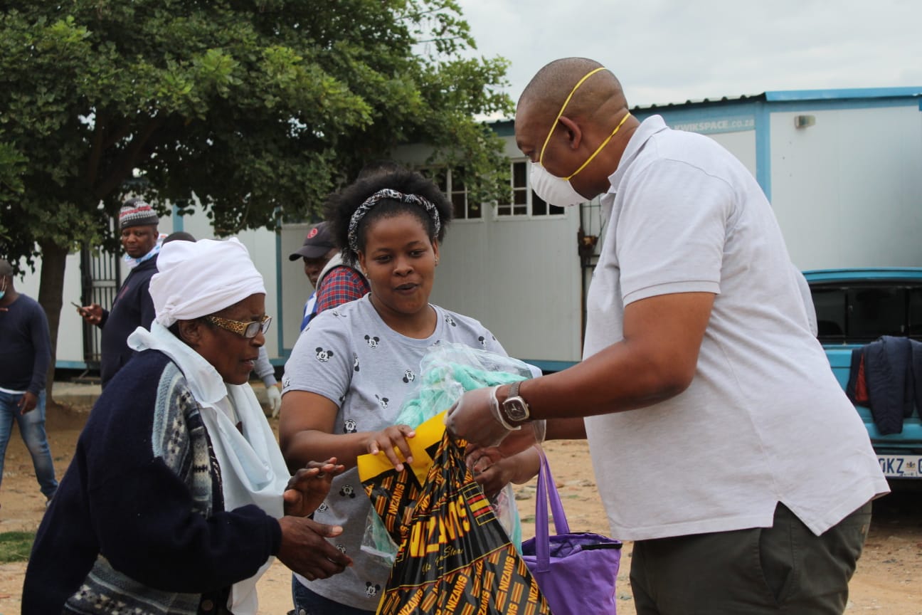 Engen-Fuel-Retailers-CSI-Committee-in-Gauteng-preparing-to-distribute-1000-food-hampers-and-1000-double-winter-blankets-to-Diepsloot-Community