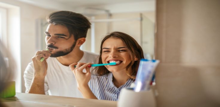 couple-brushing-teeth-stay-sharp