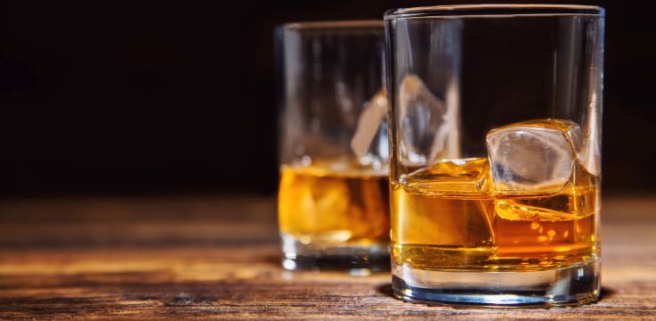 Two-glasses-of-whiskey-with-ice