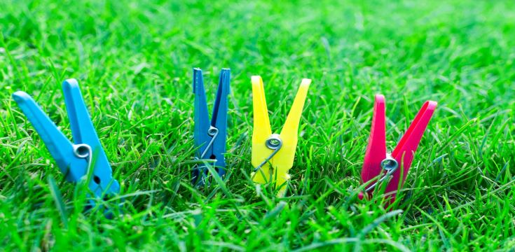 background-blue-close-up-clothes-pegs