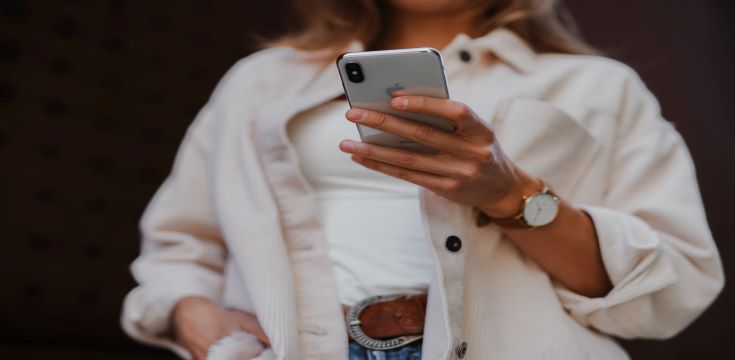 woman_holding_smartphone