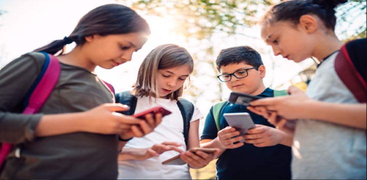 children-holding-their-smartphones