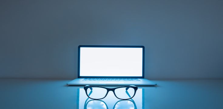 blue-light-blockers-laptop-dark-background