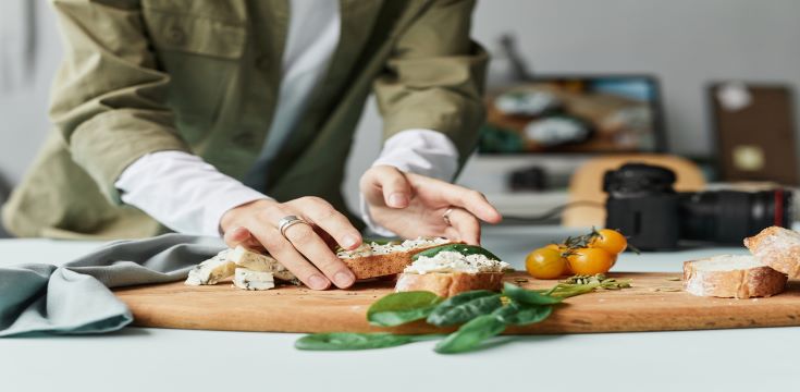 food-photographer-setting-props