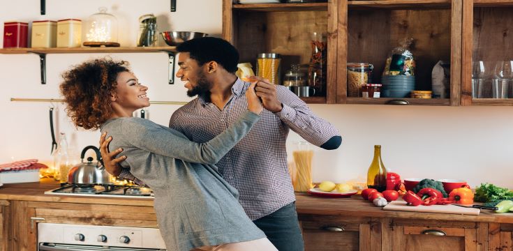 couple-dancing-kitchen-love