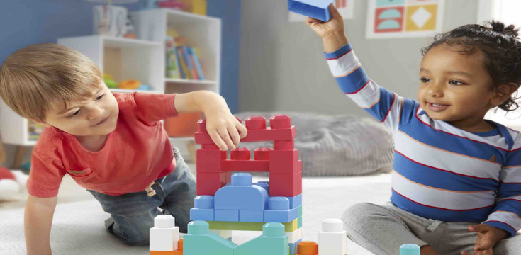 kids-playing-building-blocks