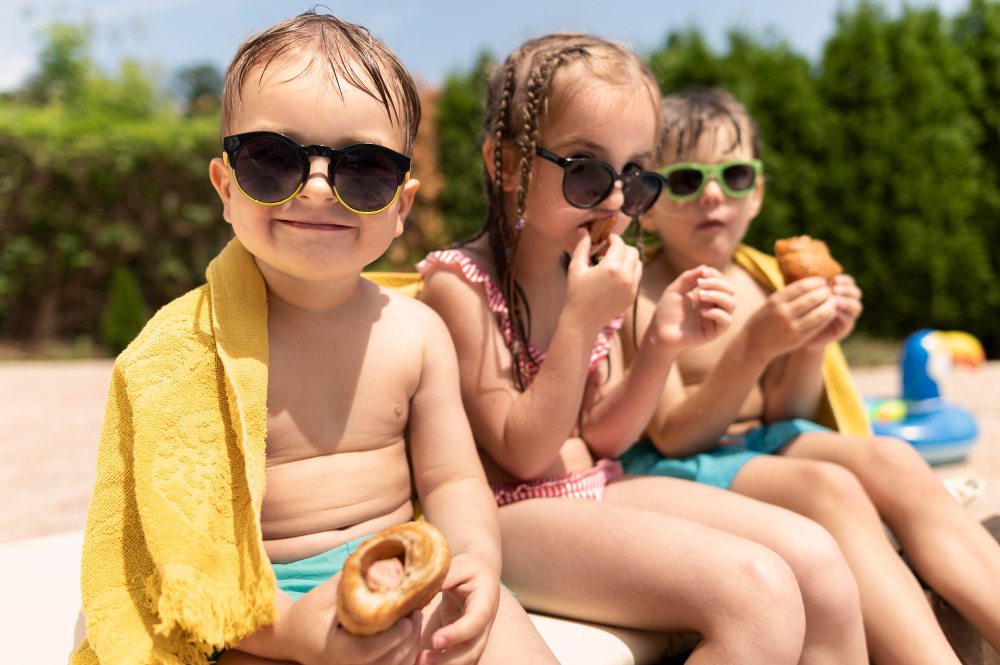 childrens-pool-eating